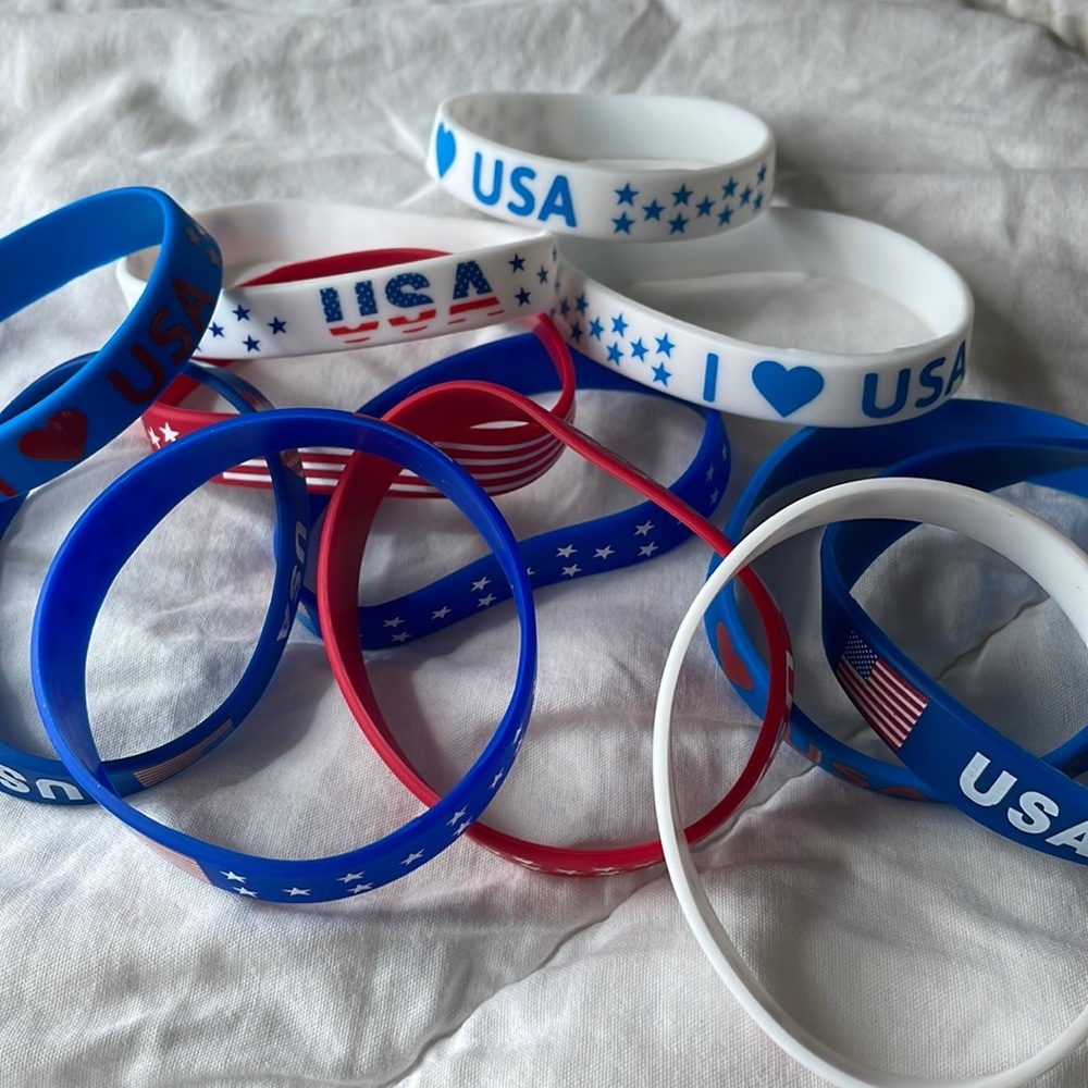 12 Patriotic USA Bracelets‎